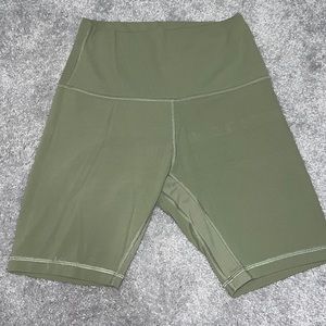 Align shorts size 6